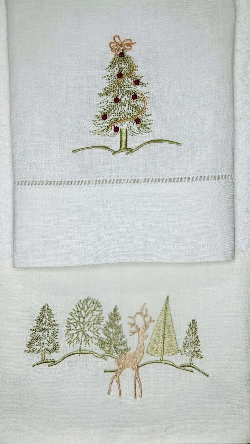 Toallas de lino con un árbol de Navidad y un reno bordados