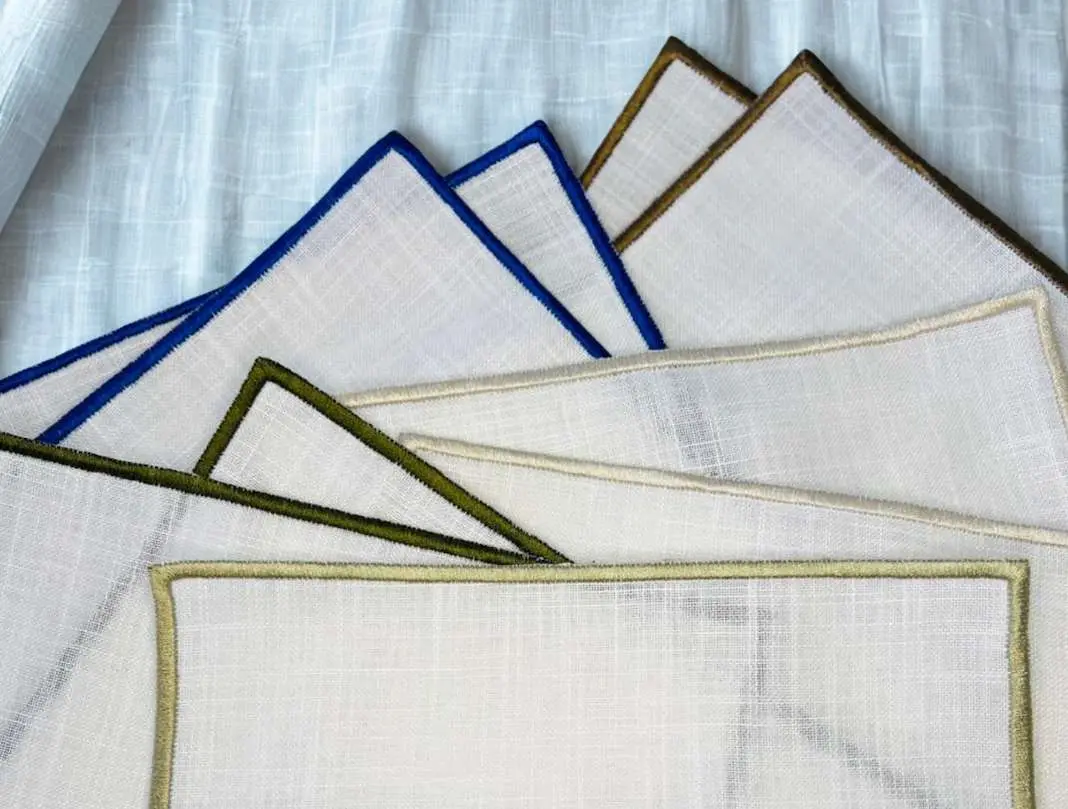 Servilletas de cóctel con bordes azul, verde, café y beige