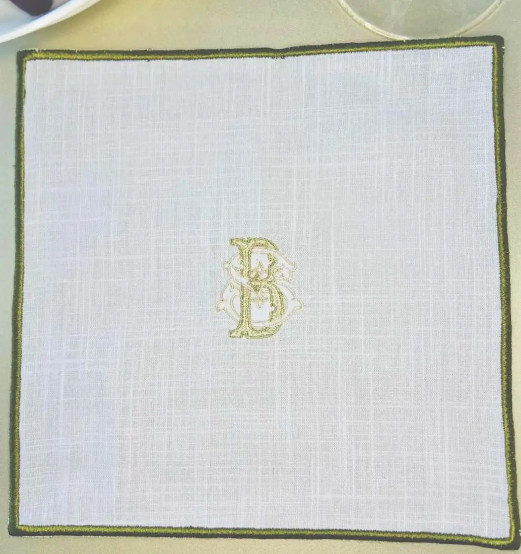 Servilleta de cóctel de lino con borde verde y monograma B