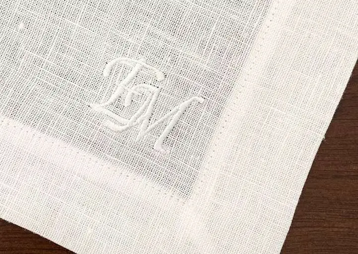 Servilleta de lino con monograma bordado en blanco