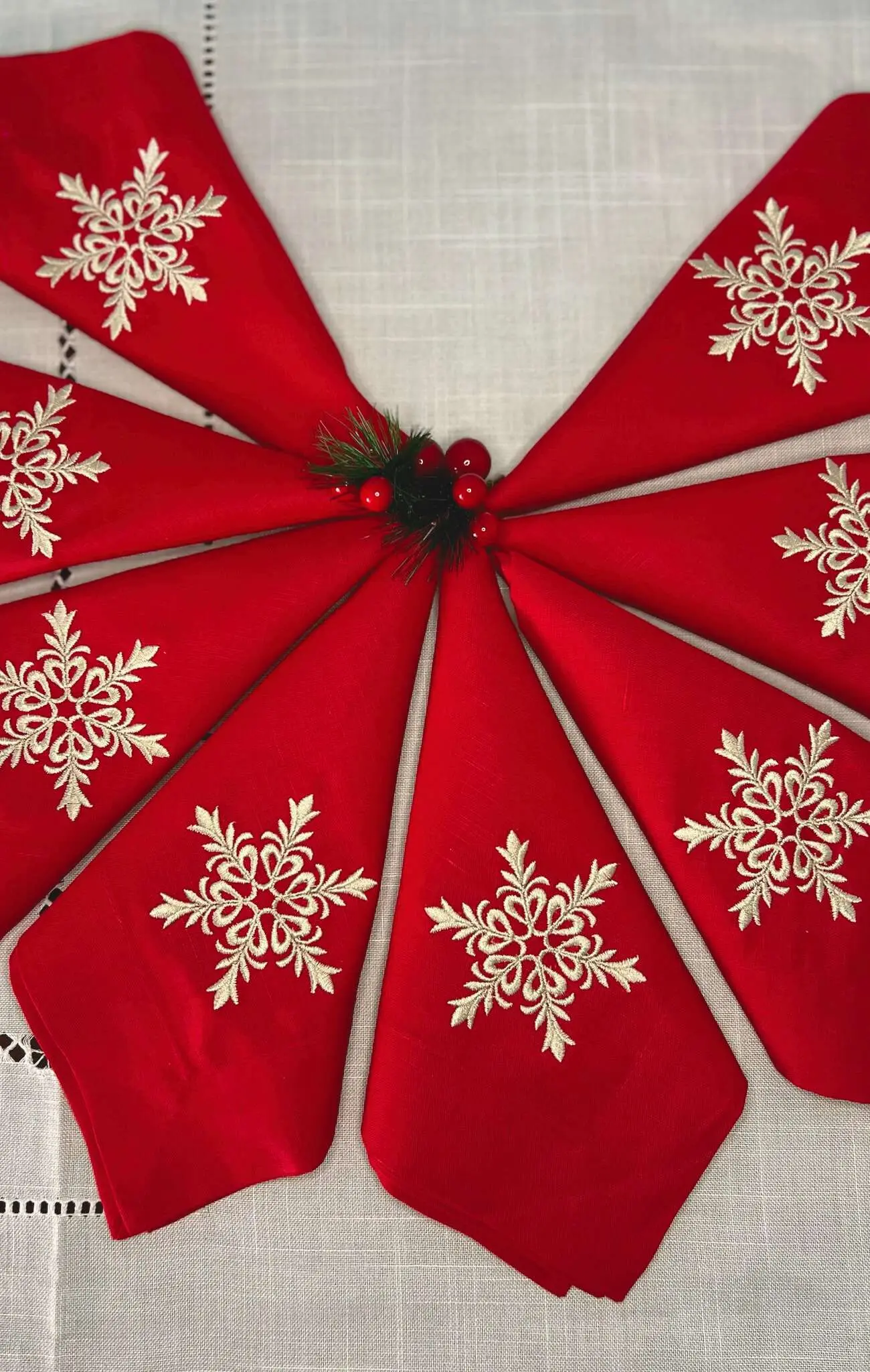Servilletas rojas con copos de nieve bordados en dorado